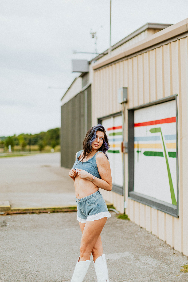 https://steamfoxphotography.com/wp-content/uploads/2022/12/steamfox_photography-web-cornelia_fort_airport-boudoir_photography-nashville_tennessee-ford_bronco-car_wash-23.jpg