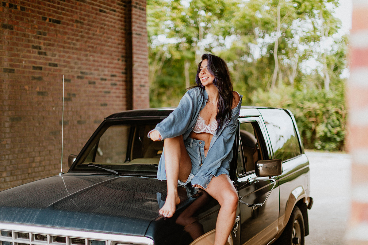 https://steamfoxphotography.com/wp-content/uploads/2022/12/steamfox_photography-web-cornelia_fort_airport-boudoir_photography-nashville_tennessee-ford_bronco-car_wash-29.jpg