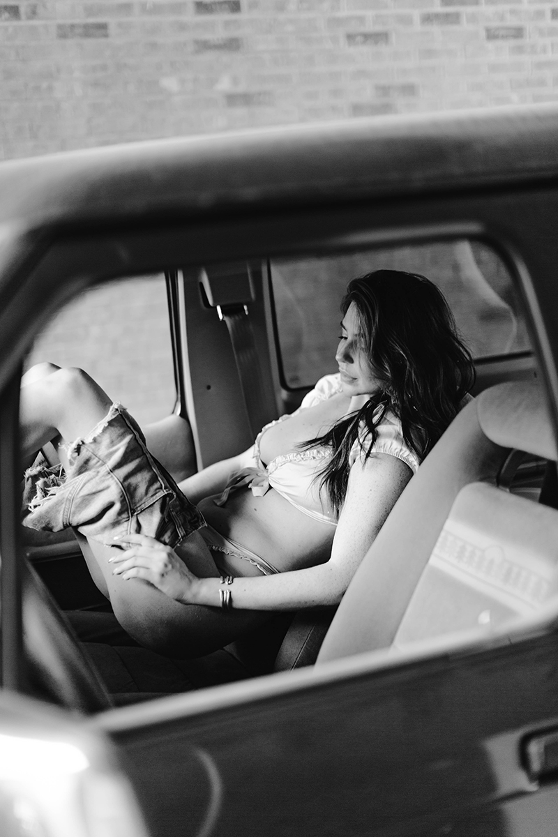 https://steamfoxphotography.com/wp-content/uploads/2022/12/steamfox_photography-web-cornelia_fort_airport-boudoir_photography-nashville_tennessee-ford_bronco-car_wash-55.jpg