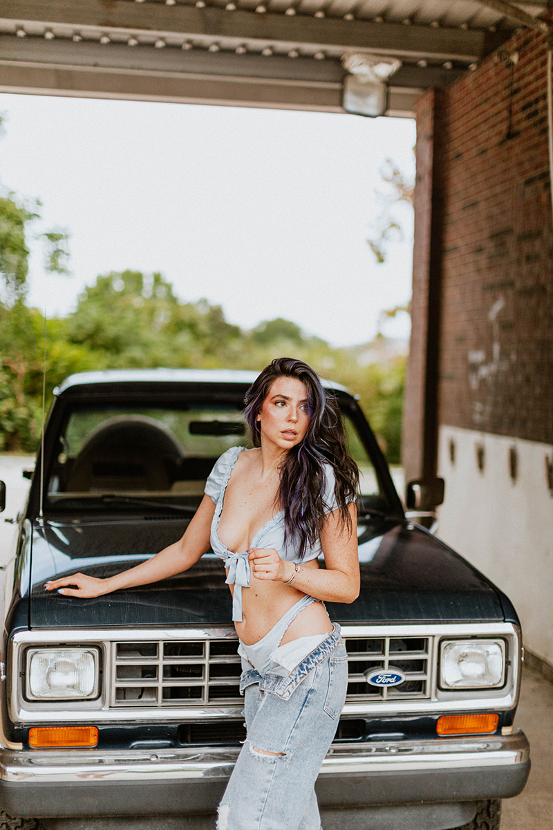 https://steamfoxphotography.com/wp-content/uploads/2022/12/steamfox_photography-web-cornelia_fort_airport-boudoir_photography-nashville_tennessee-ford_bronco-car_wash-66.jpg