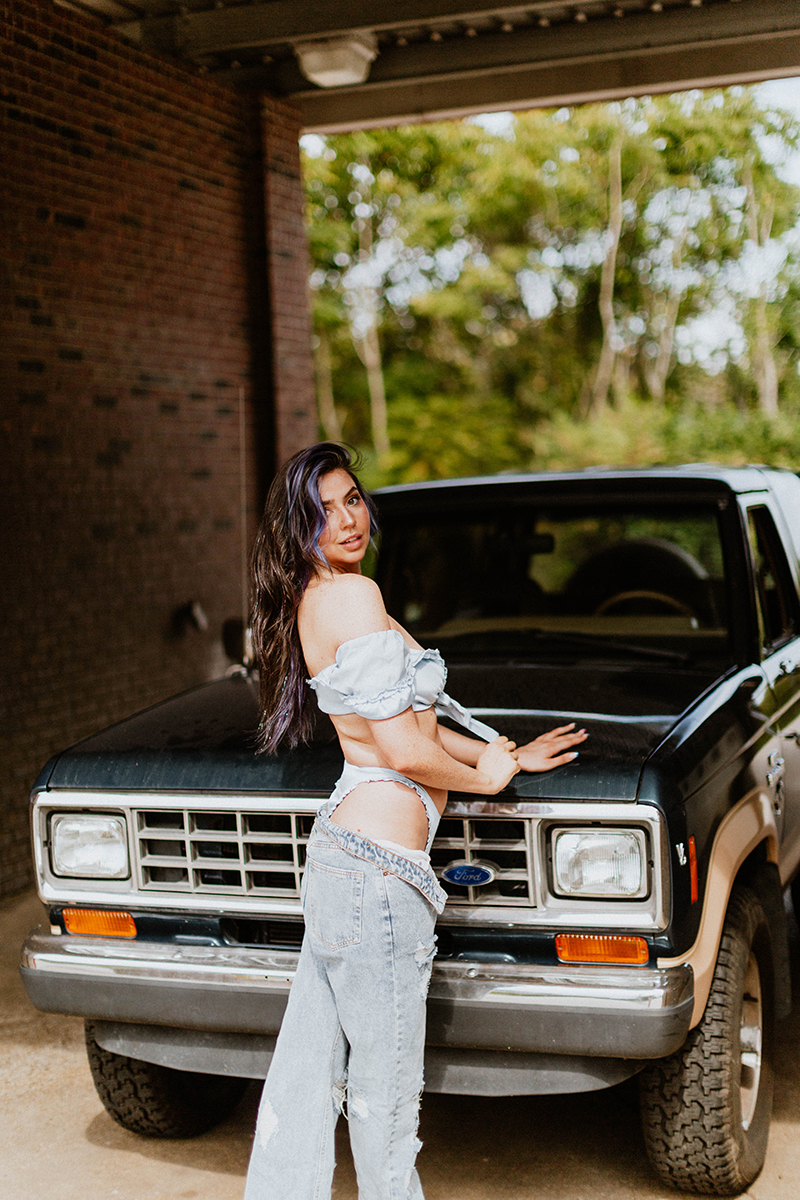 https://steamfoxphotography.com/wp-content/uploads/2022/12/steamfox_photography-web-cornelia_fort_airport-boudoir_photography-nashville_tennessee-ford_bronco-car_wash-72.jpg