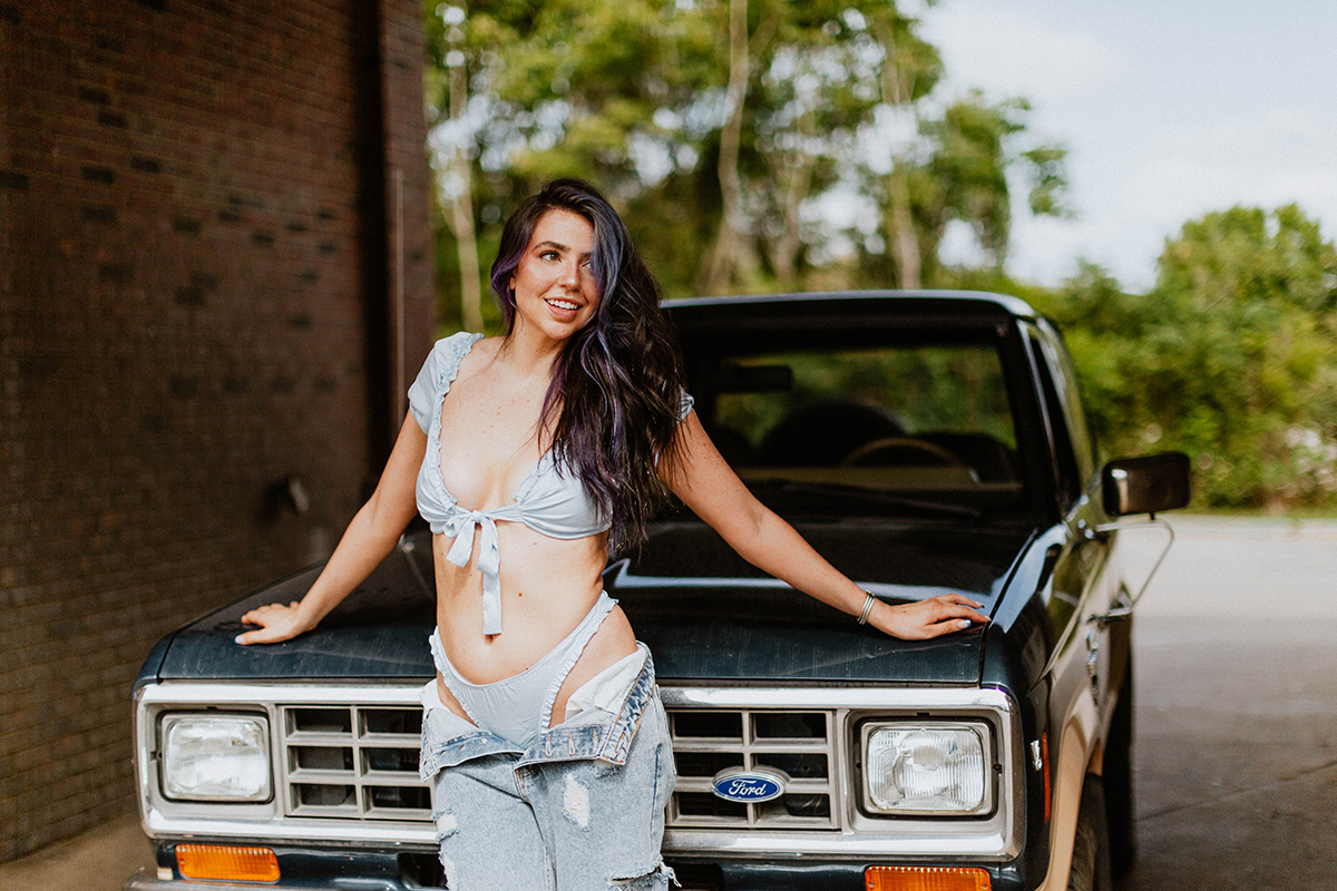 https://steamfoxphotography.com/wp-content/uploads/2022/12/steamfox_photography-web-cornelia_fort_airport-boudoir_photography-nashville_tennessee-ford_bronco-car_wash-76.jpg