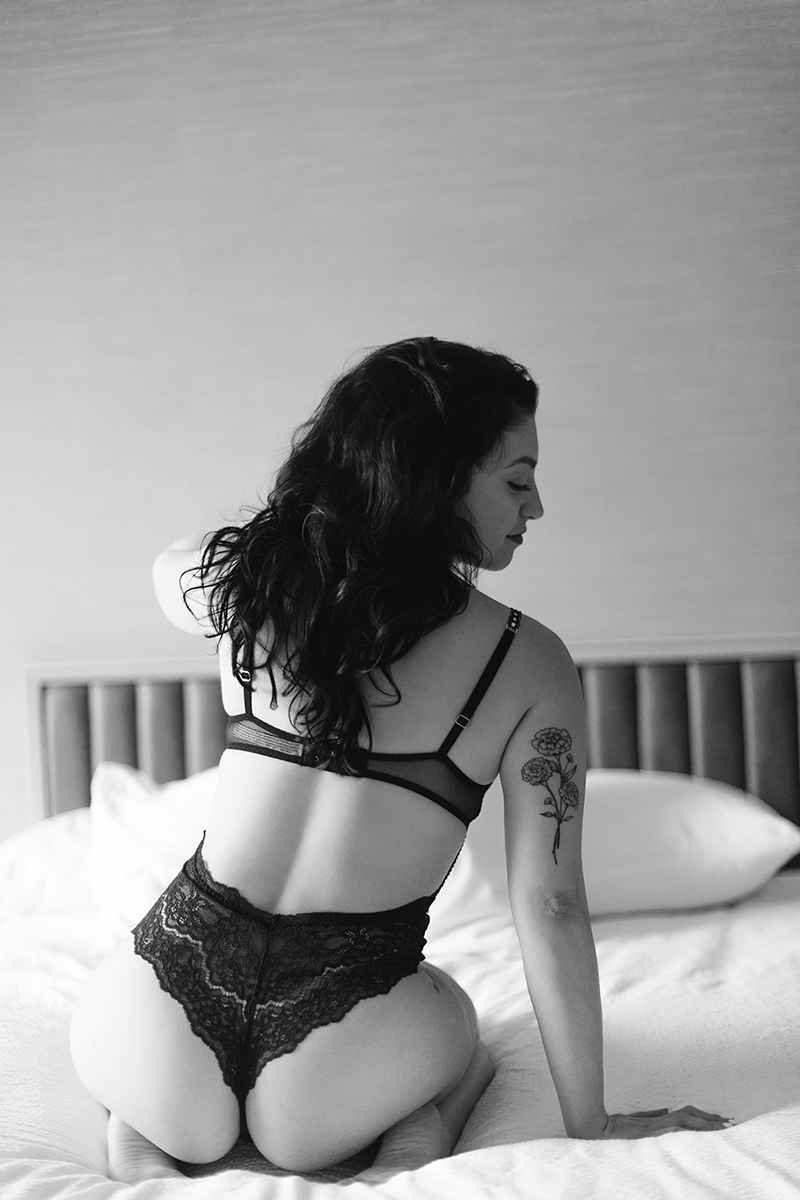 https://steamfoxphotography.com/wp-content/uploads/2023/03/steamfox_photography-web-townplace_marriott-boudoir_photography-nashville_tennessee-mrs_serena-hotel_session-14.jpg